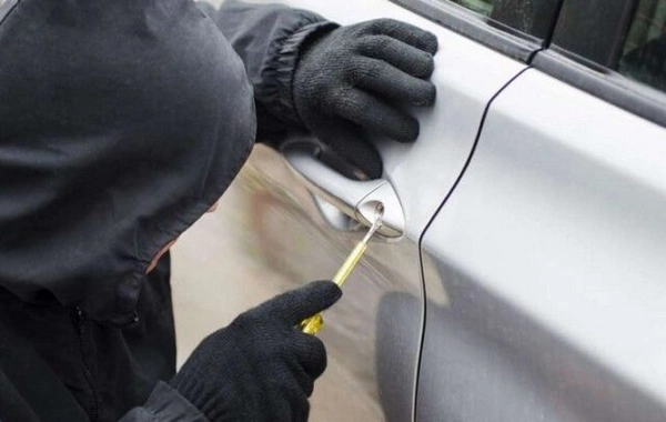 Bakıda avtomobildən külli miqdarda pul və maqnitofon oğurlandı