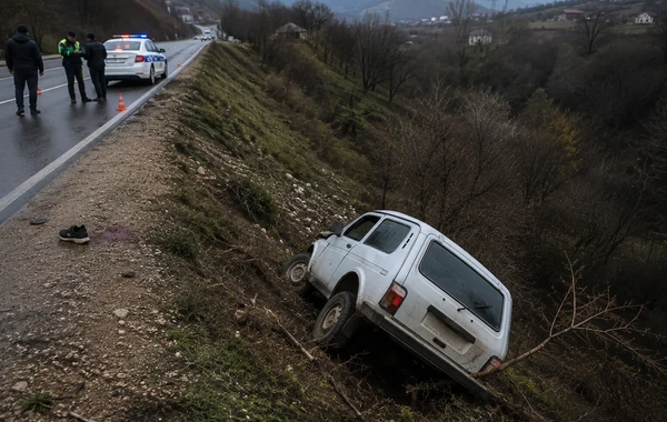 Göygöldə piyadanı vuran Niva dərəyə yuvarlandı: Yaralılar var