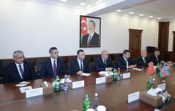 Vüqar Mustafayev Səlcuq Bayraktarla hərbi-texniki əməkdaşlığı müzakirə edib