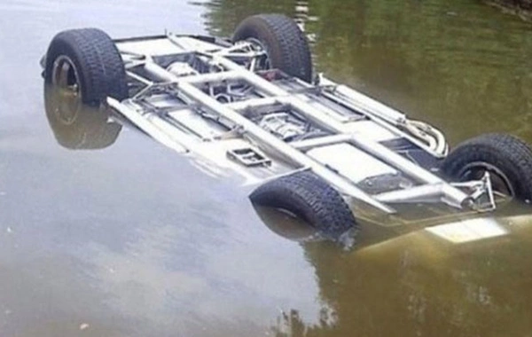 Ucarda avtomobil su kanalına AŞDI: Ölən var