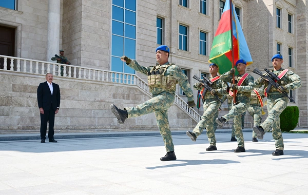 Prezident yeni yaradılan komando hərbi hissələrinə Döyüş bayraqlarının verilməsi mərasimində iştirak edib