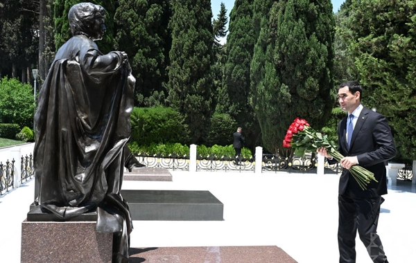 Türkmənistan Prezidenti Fəxri xiyabanda Ümummilli Lider Heydər Əliyevin məzarını ziyarət edib