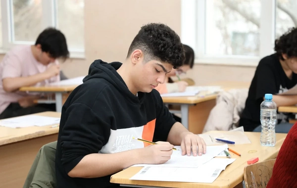 На выпускном экзамене у четырех учащихся обнаружены мобильные телефоны