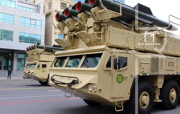 В Баку прошел марш военнослужащих в честь Дня Победы