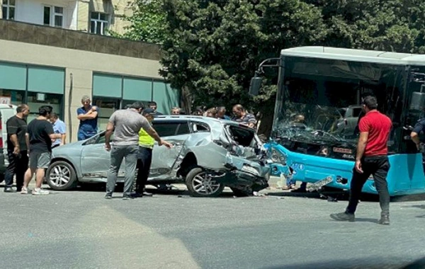 В Баку маршрутный автобус проехал на красный свет и совершил ДТП: есть погибшие
