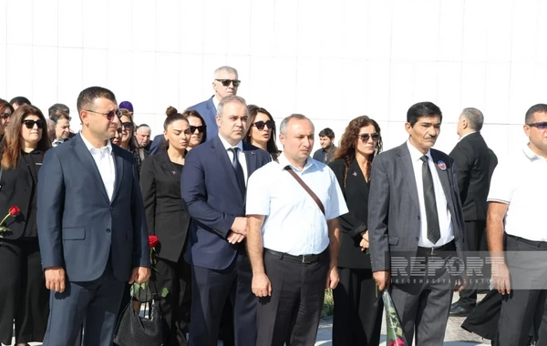 Dövlət və hökumət rəsmiləri Bakıdakı Zəfər parkında olublar
