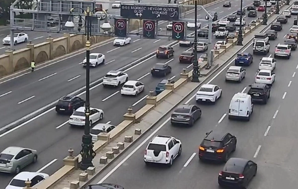 Bakının bir sıra yollarında nəqliyyatın sıxlığı yaranıb