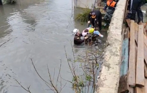 Keşlədə 58 nəfər təxliyə edilib, Bakıda su basmış yerlər təmizlənir