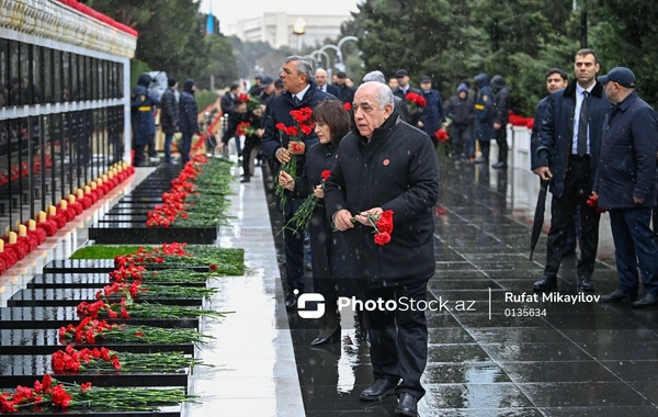 Dövlət rəsmiləri  20 Yanvar - Ümumxalq Hüzn Günü ilə bağlı Şəhidlər xiyabanını ziyarət ediblər