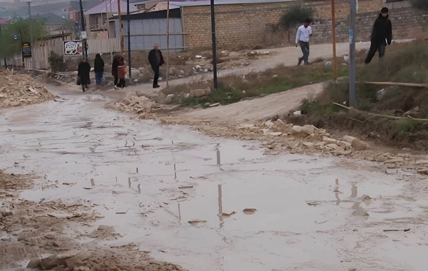 Şəfiqə Axundova küçəsində yaşayanlar yol problemindən şikayətçidirlər: Nə taksi gəlir, nə də təcili yardım