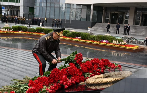 Müdafiə Nazirliyinin rəhbər heyəti Xocalı soyqırımı abidəsini ziyarət edib