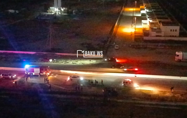 Lökbatanda qəzaya uğrayan maşın YANDI