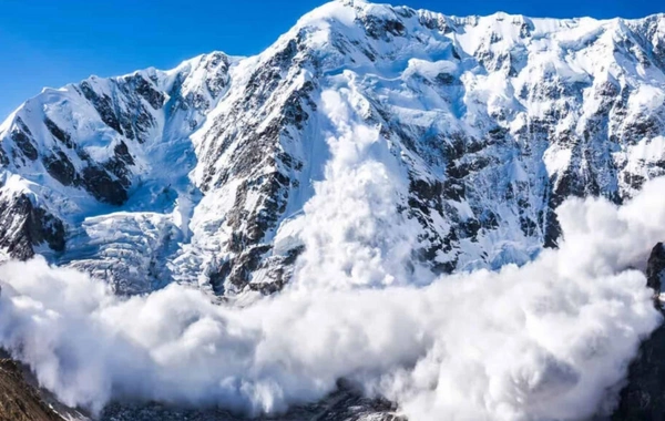 Распространились снимки попавшего в лавину азербайджанского военнослужащего