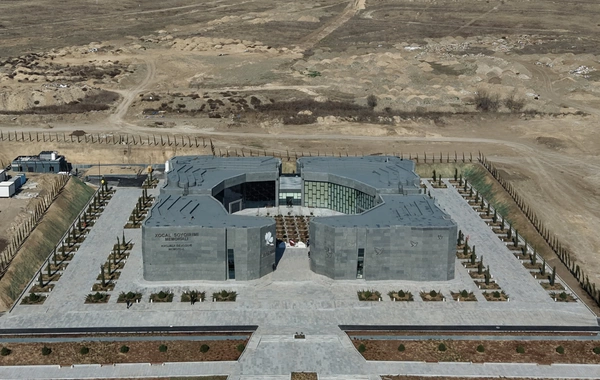 Prezident İlham Əliyev Xocalı Soyqırımı Memorialının açılışında iştirak edib