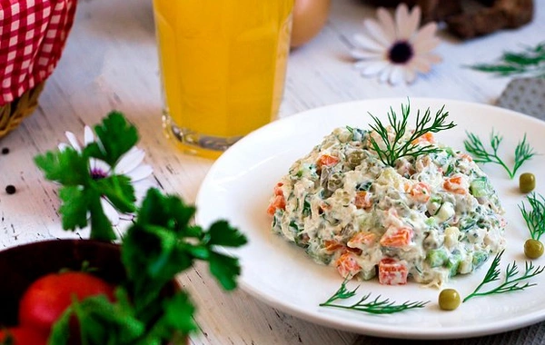 Любителей доедать новогодние салаты утром предупредили о бактериальном обсеменении