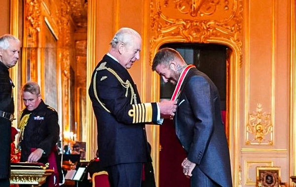 Britaniya kralı Bekhemə cəngavər titulu verdi