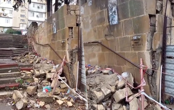 Xətaidə istinad divarından daşlar qoparaq pilləkənlərə tökülüb