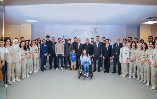 Qurban Qurbanov və futbolçuları Yeni Robotik Reabilitasiya Mərkəzini ziyarət ediblər