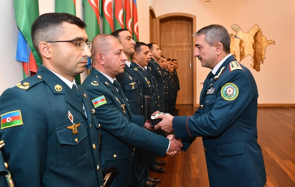 Hərbi əməliyyatlarda fədakarlıq göstərmiş tibb heyəti təltif edilib