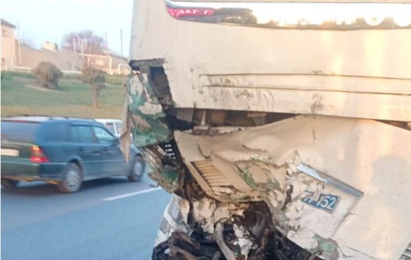 Sürücü sükanda yuxuladı - KamAZ marşrut avtobusuna çırpıldı