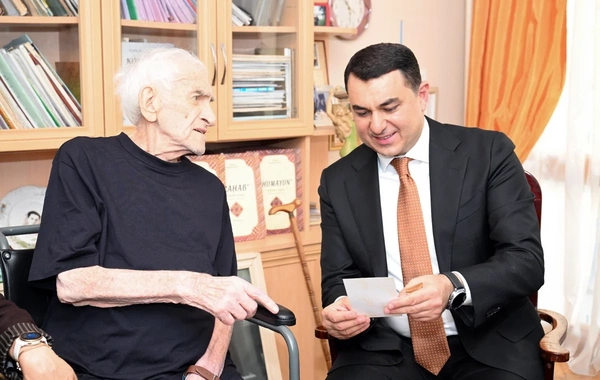 Adil Kərimli Xalq artisti Tofiq Bakıxanovu evində ziyarət edib