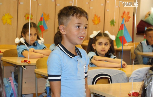 Məktəbin ilk günündən FOTOLAR