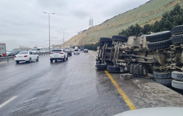 Naxçıvana yanacaq daşıyan yük avtomobili aşdı