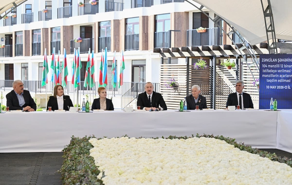 İlham Əliyev Zəngilanda ilk yaşayış kompleksinə köçən ailələrlə görüşüb