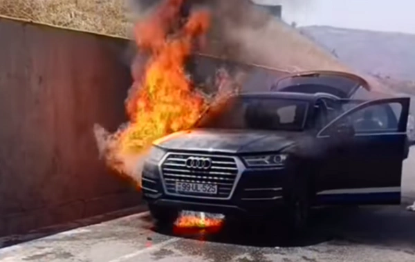 Şamaxı-İsmayıllı yolunda Audi yandı