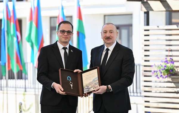 İlham Əliyev Zəngilanda ilk yaşayış kompleksinə köçən ailələrlə görüşüb