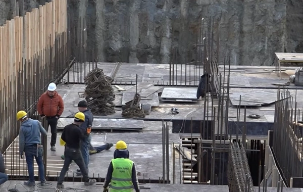 Tikinti şirkəti ilə vətəndaş arasında qalmaqal: Xəbərdarlıq da etmədilər