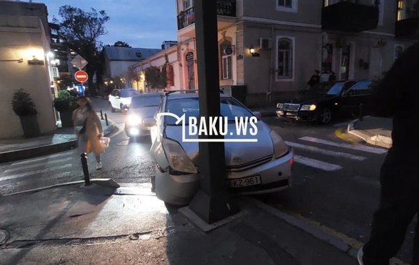 Bakıda QƏZA: İki avtomobil TOQQUŞDU