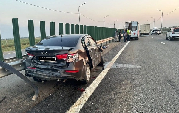 Yük maşını əks yola çıxıb taksi ilə toqquşdu: İki nəfər öldü, hamilə qadın xəsarət aldı