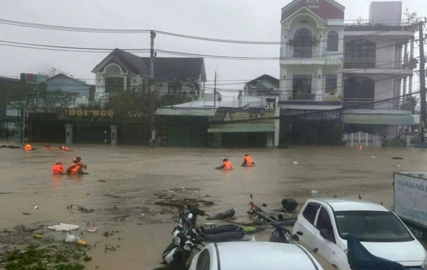 Во Вьетнаме 90 жизней унесли разрушительные наводнения и оползни
