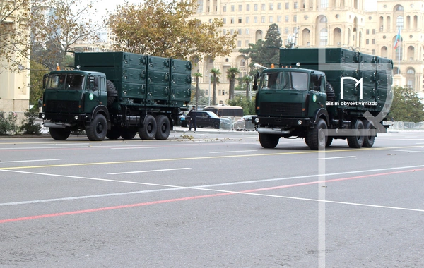 В Баку прошел марш военнослужащих в честь Дня Победы