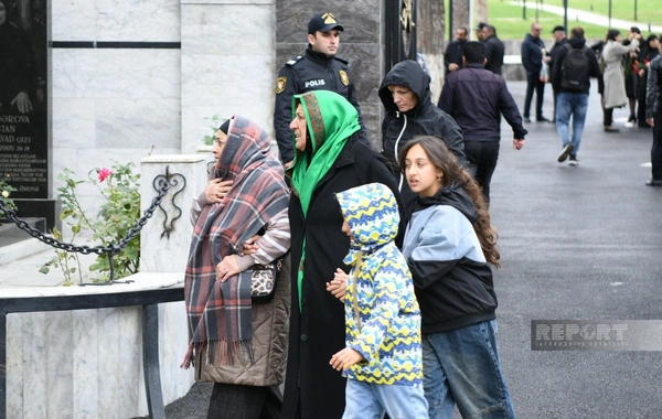 Dövlət rəsmiləri Hərbi Memorial Məzarlığı ziyarət ediblər