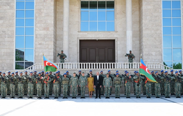 Prezident yeni yaradılan komando hərbi hissələrinə Döyüş bayraqlarının verilməsi mərasimində iştirak edib