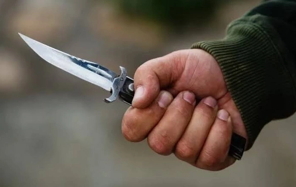 Dostu dava saldı, onları barışdırmağa gəldi, özü bıçaqlandı