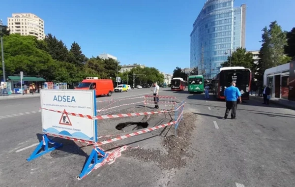 Bakının mərkəzində yolda çökmə: İri çuxur yarandı