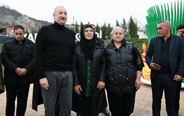 İlham Əliyev Xocavəndin Xanoba kəndində fərdi evlərin və infrastrukturun bərpası sahəsində görülən işlərlə tanış olub