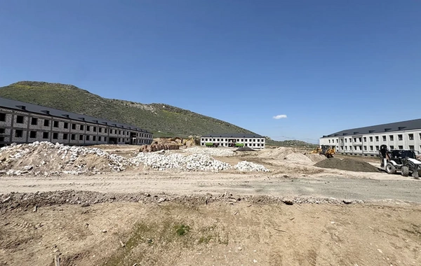 Zakir Həsənov azad edilən ərazilərdə hərbi hissələrdə görülən işlərlə tanış olub