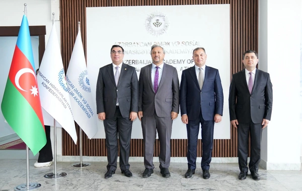 Koç Universitetinin rektoru AHİK-in Əmək və Sosial Münasibətlər Akademiyasında olub