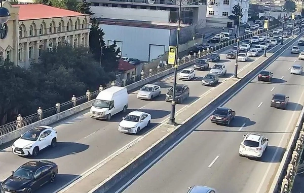 Bakıda 17 istiqamətdə nəqliyyatın sıxlığı yaranıb