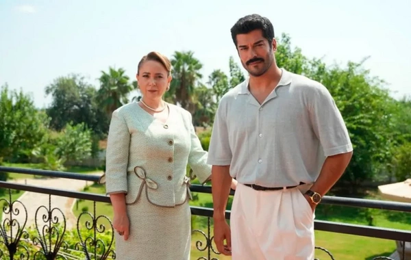 Ana-oğul arasındakı 9 yaş fərqi müzakirə yaratdı