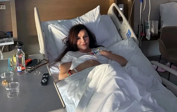 Omba və onurğa sümüyü sınan müğənninin xəstəxanadan fotosu yayıldı