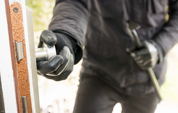 Sabunçuda evdən 9 min manat oğurlanıb