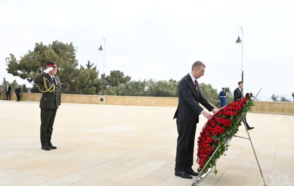 Latviya Prezidenti Şəhidlər xiyabanını ziyarət edib