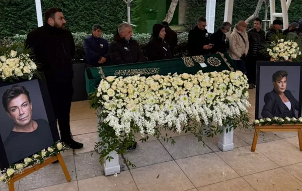 Məşhur müğənninin küsülü olduğu həmkarı da dəfninə gəldi