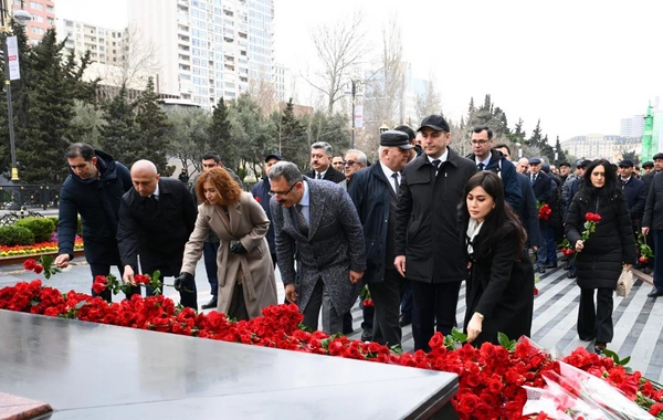 Mədəniyyət Nazirliyinin kollektivi Xocalı soyqırımı abidəsini ziyarət edib