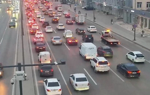 Bakının bir çox yollarında tıxac yaranıb